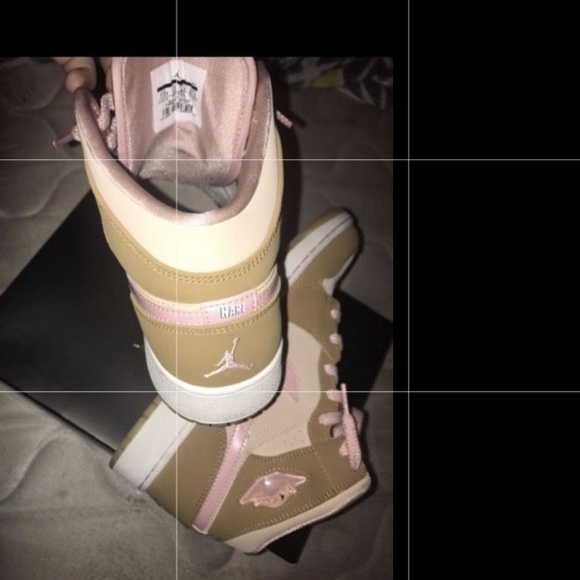 Jordan Shoes - Lola Bunny Jordan 1s